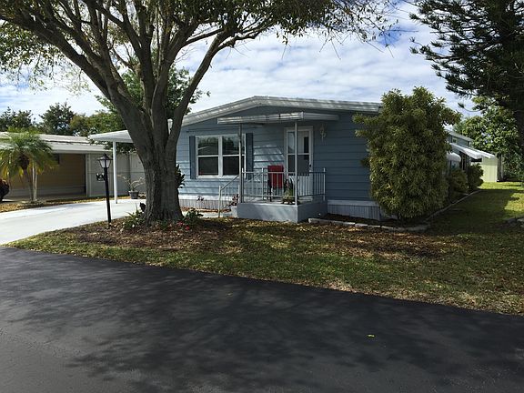 2nd image of 301 NE Moonstone Dr