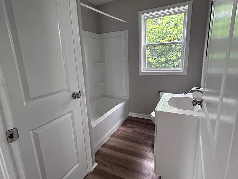 1122 Winton Ave — Photo 4