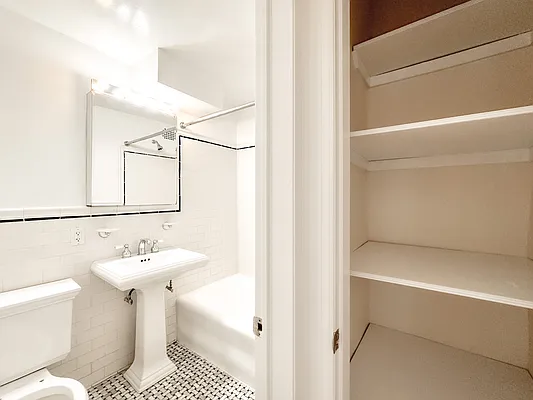 Rented by Manhattan Realty Group | media 20