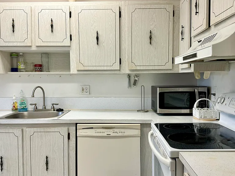 1551 NW 20th Ave #102 — Photo 4