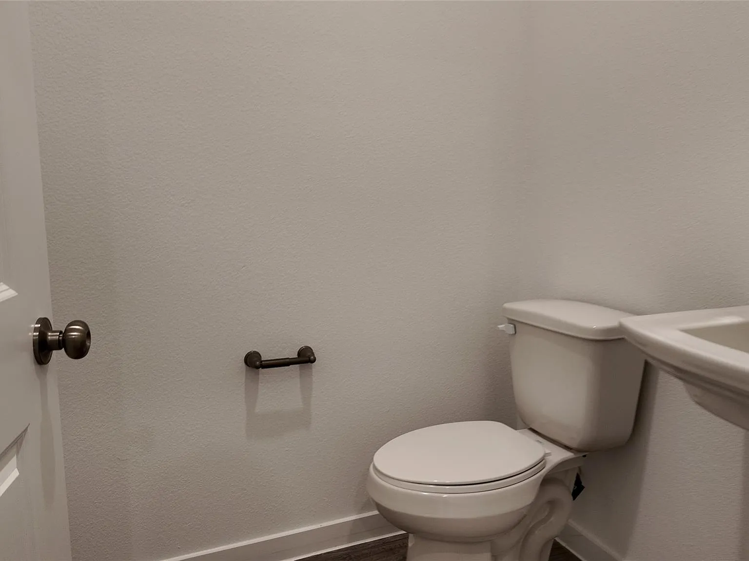 4 bed, 2.5 bath, 2392 sqft, $2,400 — Photo 4