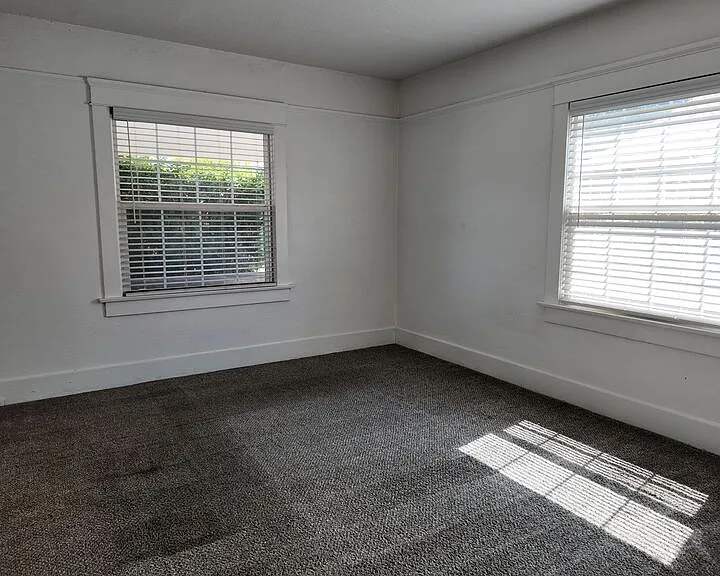 2416 Chester Ln — Photo 11