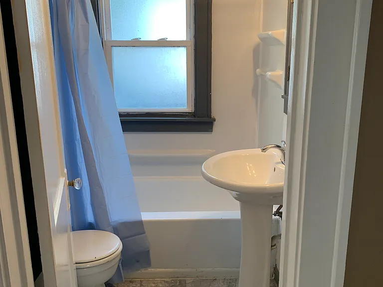 2074 Wyandotte Ave — Photo 7