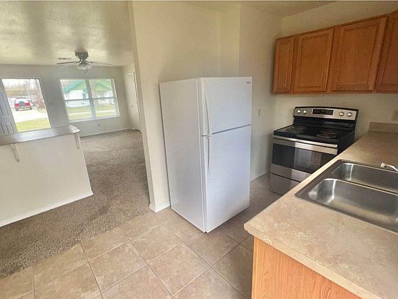 3rd image of 817 E Comanche Ave