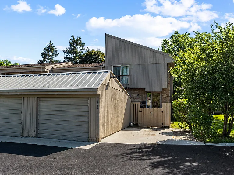 704 Oakbrook Ridge Dr — Photo 2