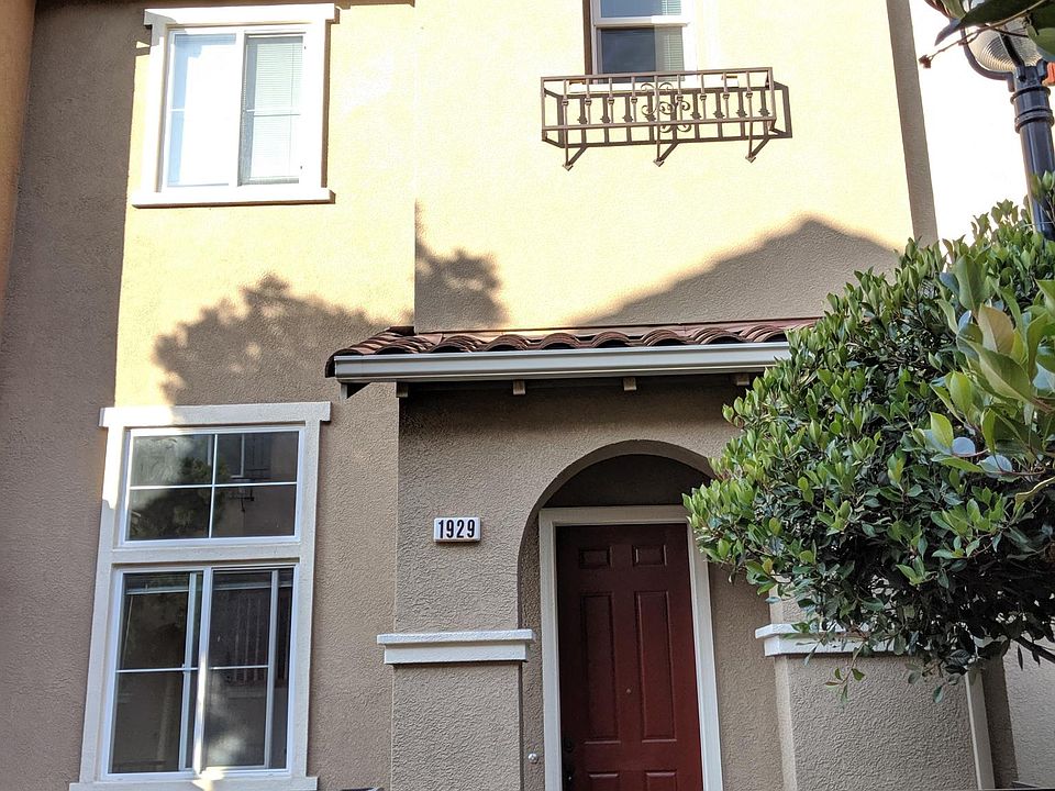 Front entry way with front patio.