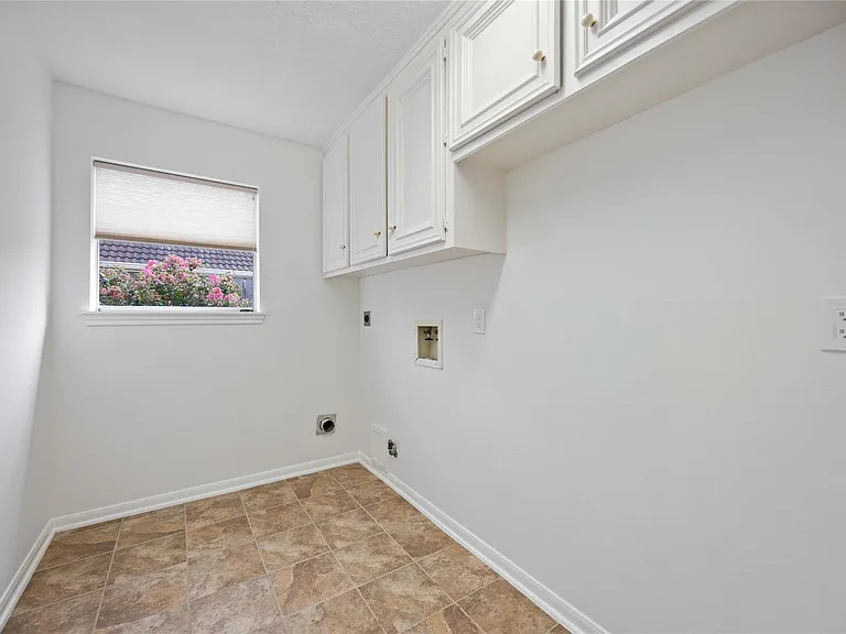 14143 Hillvale Dr — Photo 24