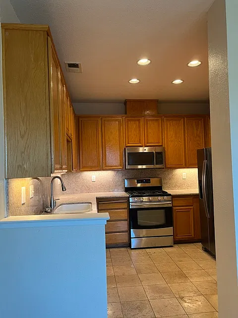 578 Thornton St — Photo 3