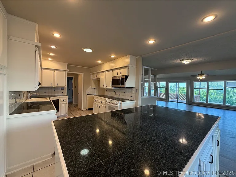 3925 E 60th Pl — Photo 10