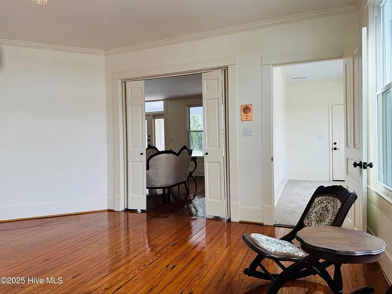 113 E North St — Photo 5