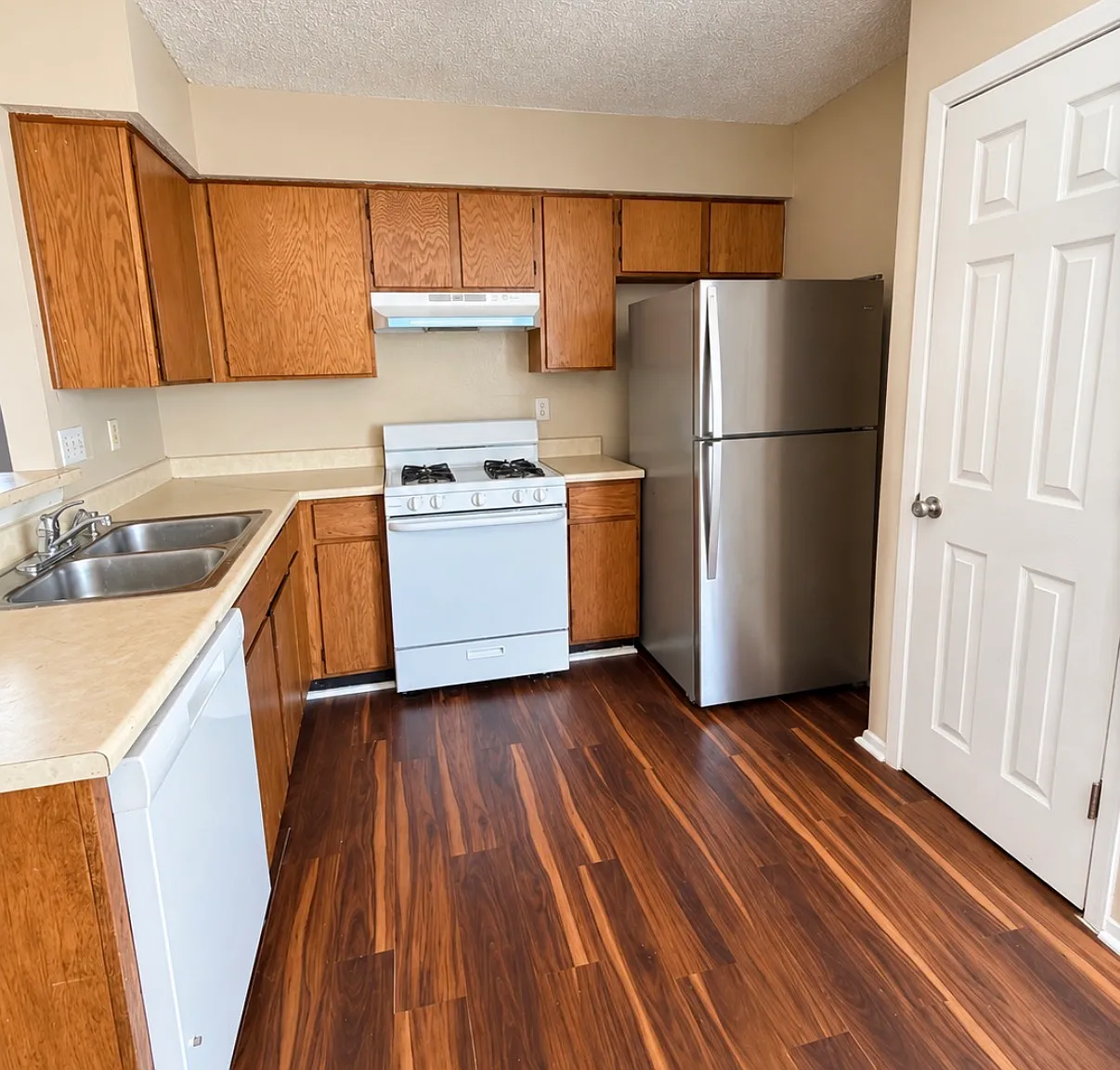 2 bed, 780 sqft, $825 — Photo 2