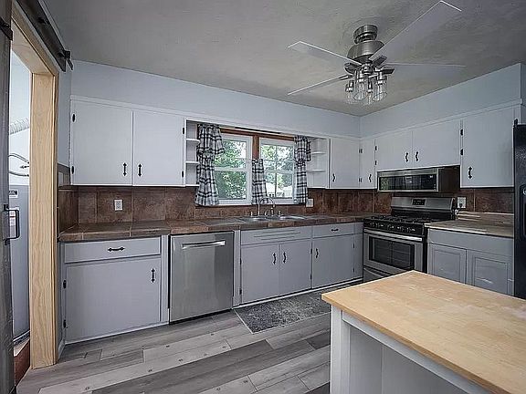 4th image of 2232 1st Street Ter