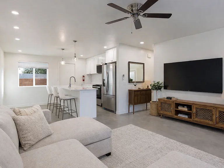 1423 N Venice Ave — Photo 1