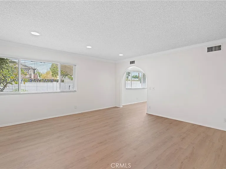 1019 E Walnut Ave — Photo 6