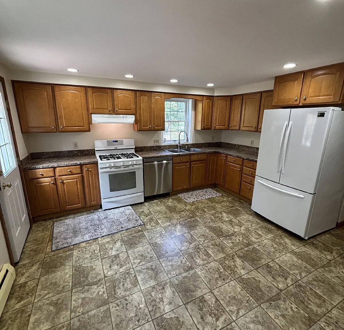 4 bed, 2.0 bath, 1923 sqft, $3,500 — Photo 3