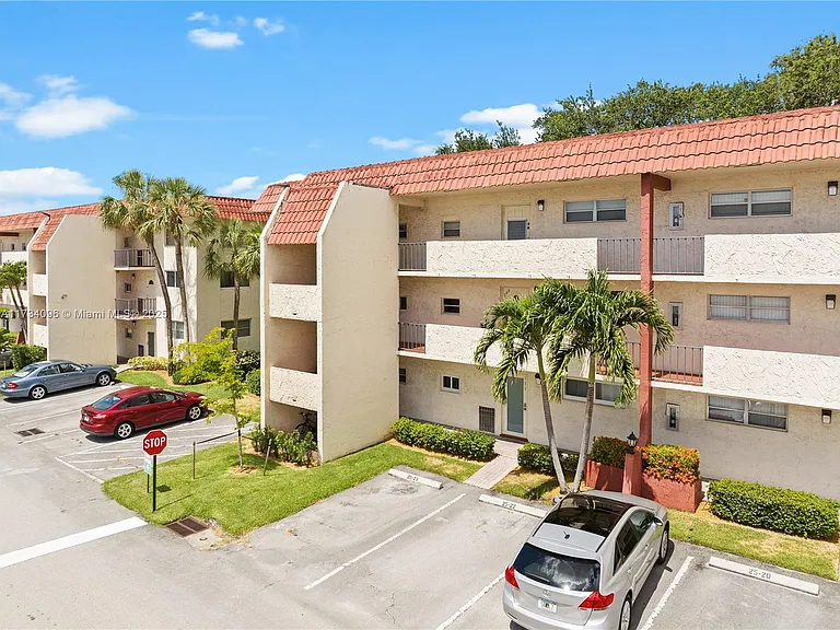 711 S Hollybrook Dr #109 — Photo 31