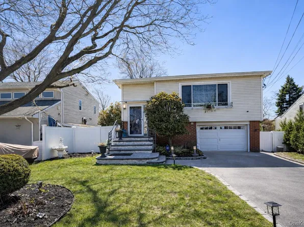 71 E Lido Promenade, Lindenhurst, NY 11757