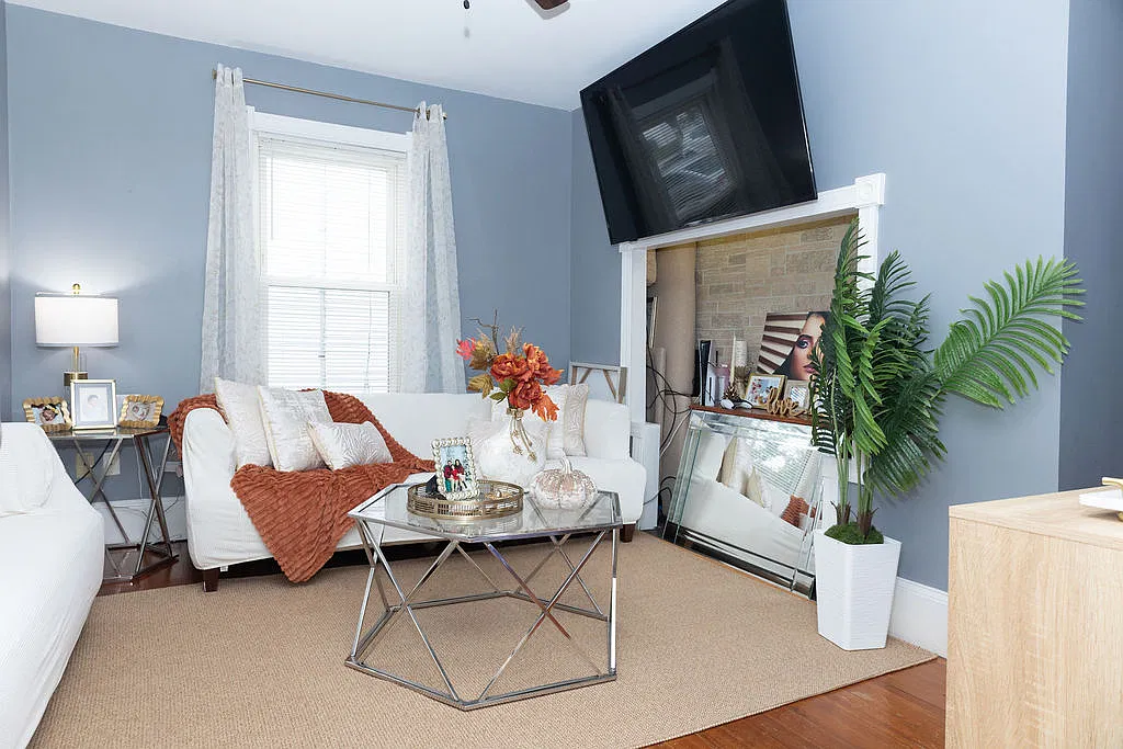 3 bed, 900 sqft, $3,500 — Photo 1