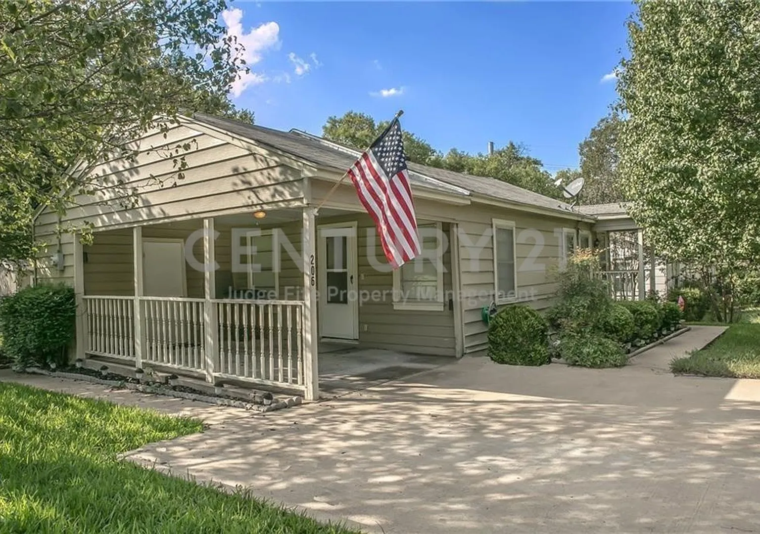 Adorable 2/1 in Rockwall For Rent! — Photo 1