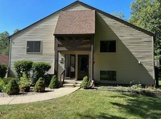 1253 Millpond Rd, Valparaiso, IN 46385