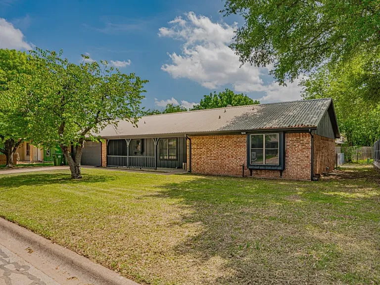 113 Wheeler Dr — Photo 1