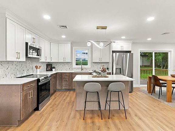 4th image of 223 Jenckes St