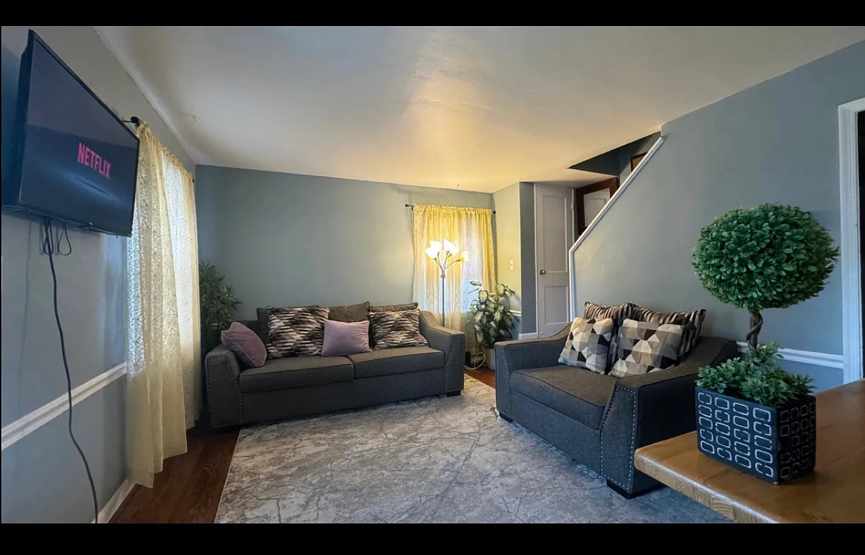 1052 S Edison St — Photo 4