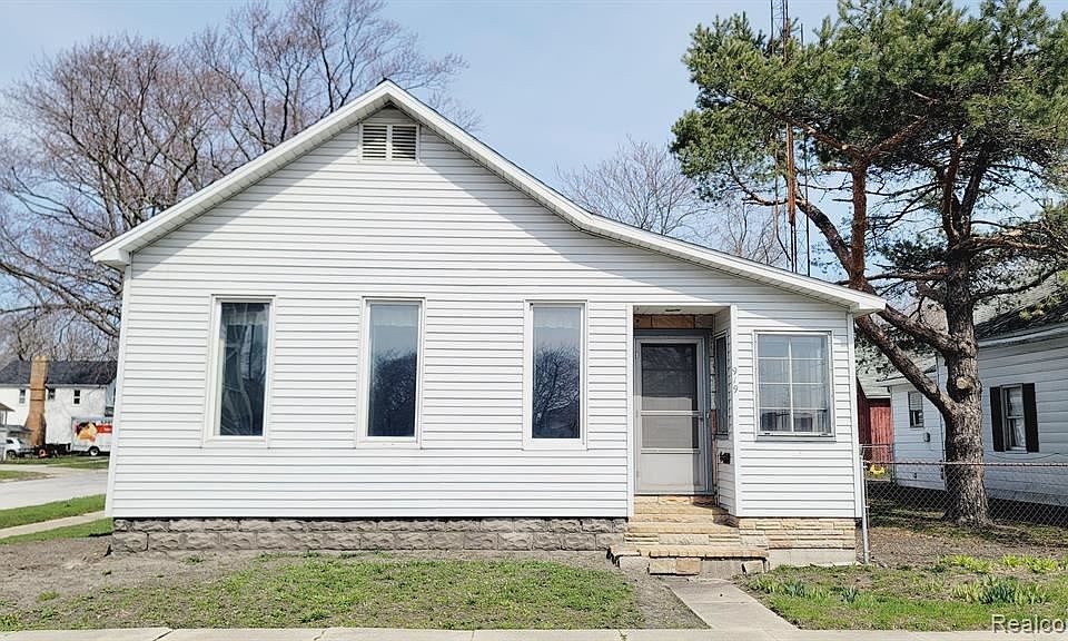 1st image of 919 Elmwood St