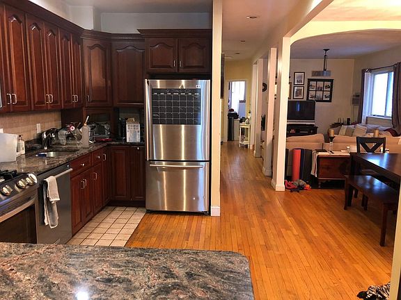 3rd image of 887 E 4th St #1