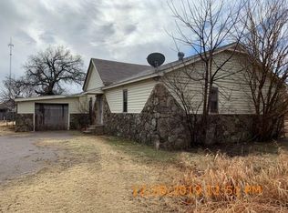 912 N 6th St, Lone Wolf, OK 73655