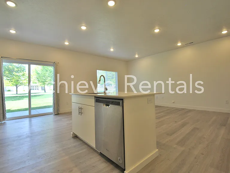 419 W 25 N — Photo 5