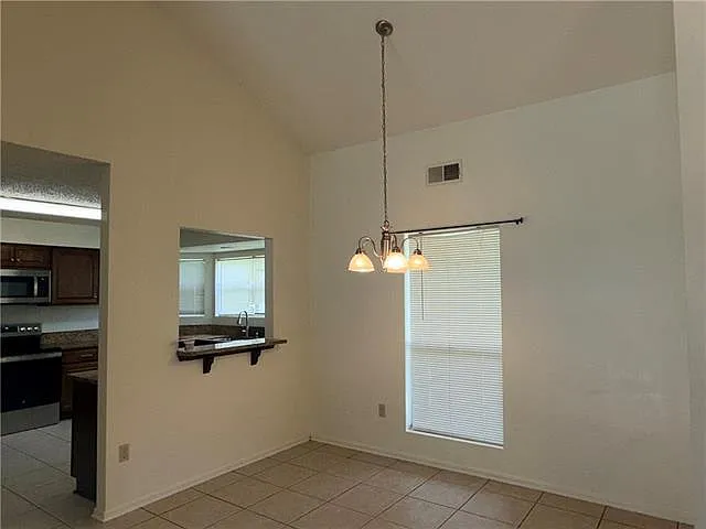 3 bed, 2.0 bath, 1650 sqft, $2,100 — Photo 4