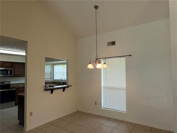 4th image of 216 Woodridge Blvd