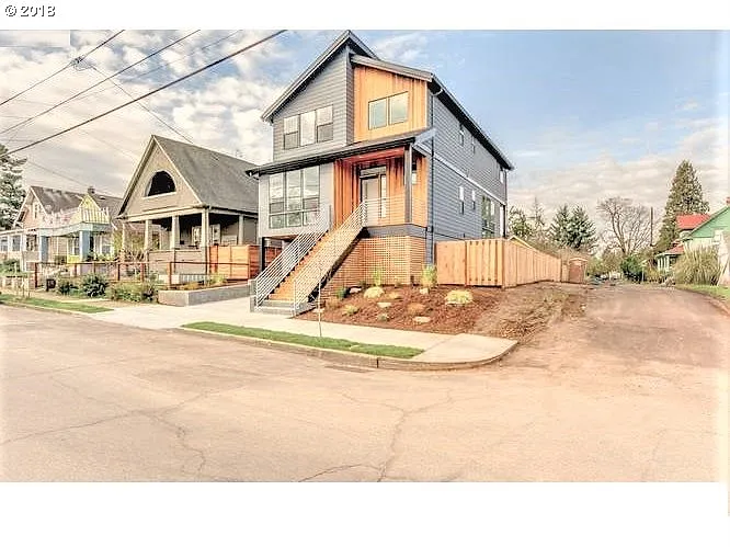 3353 SE Tibbetts St photo 1