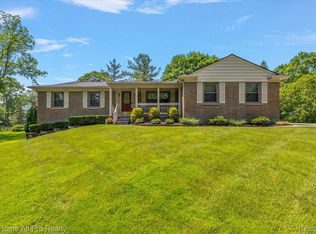 22219 Connemara Dr, Northville, MI