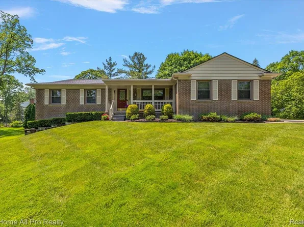 22219 Connemara Dr, Northville, MI 48167