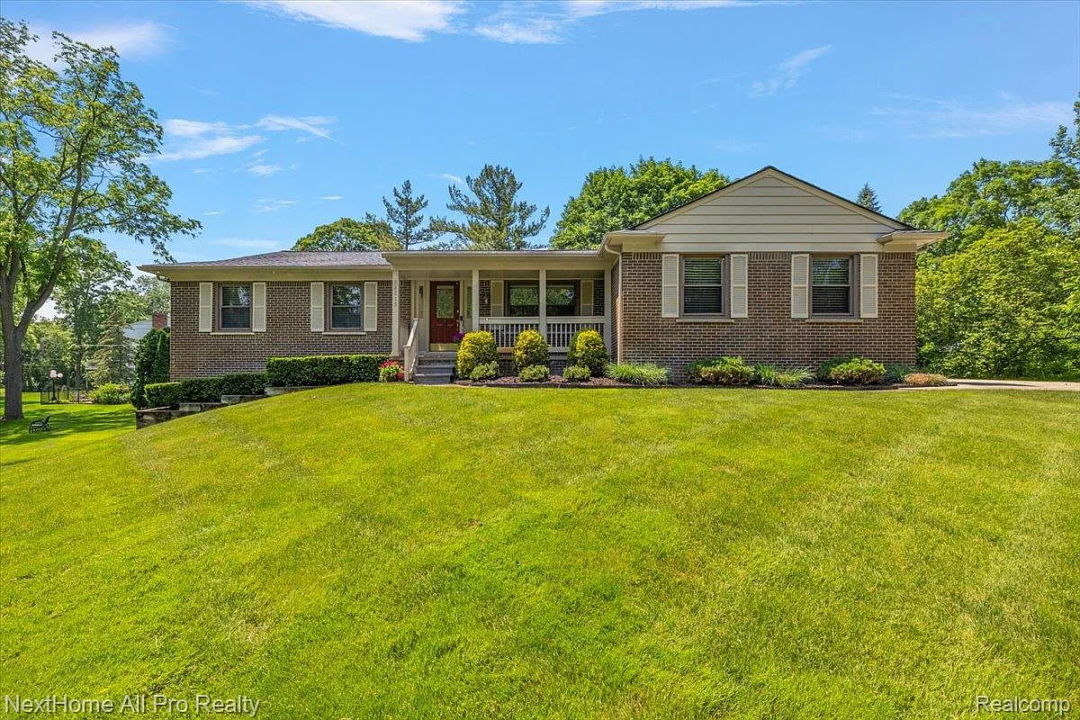 22219 Connemara Dr photo 1