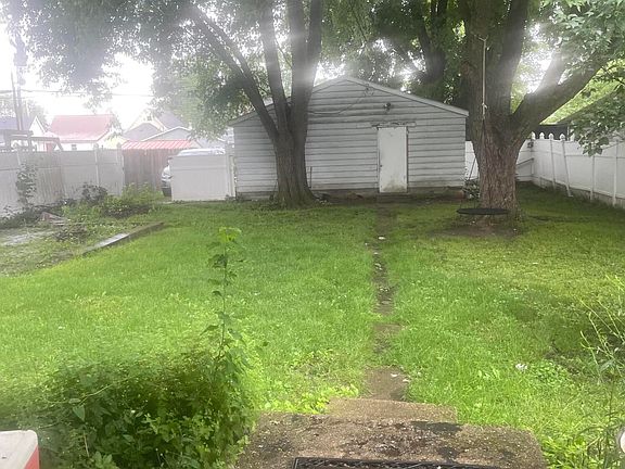 2nd image of 1009 E Market St