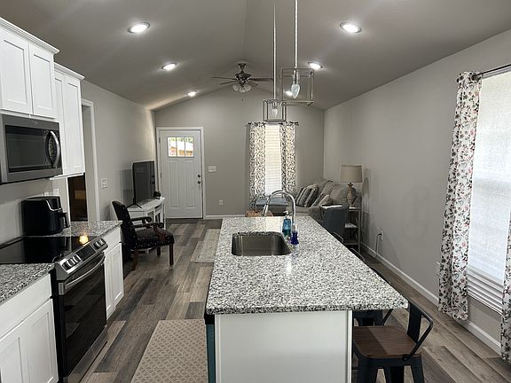 5th image of 208 Bills St