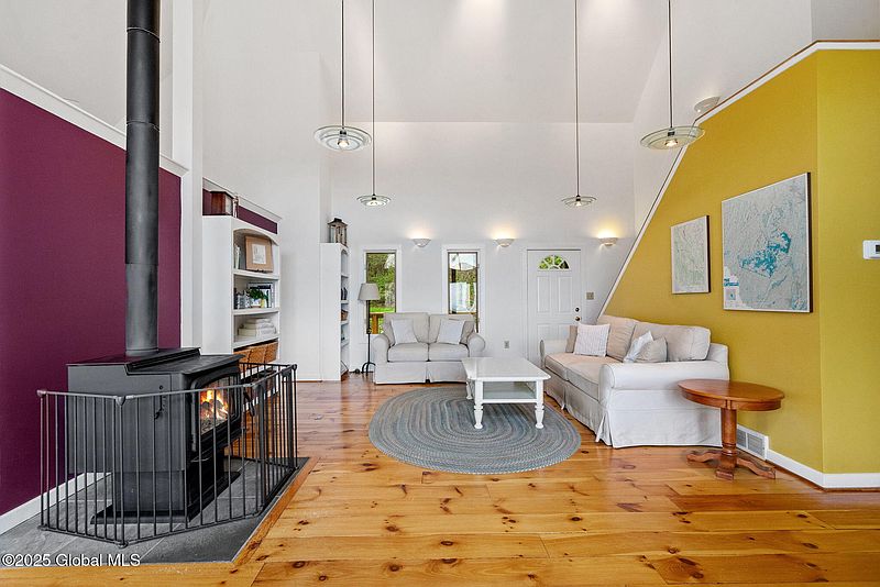 5th image of 77 Cass Hill Road