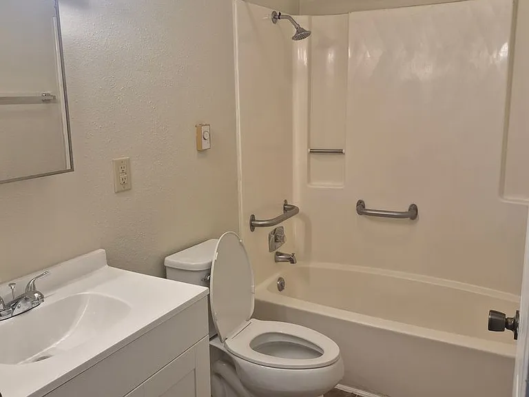 912 N Walnut Ave — Photo 5
