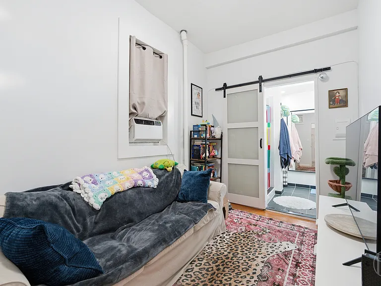 426 E 73rd St #1RW — Photo 2