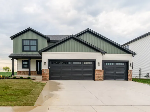 2 Bucktown Ct, Bloomington, IL 61705