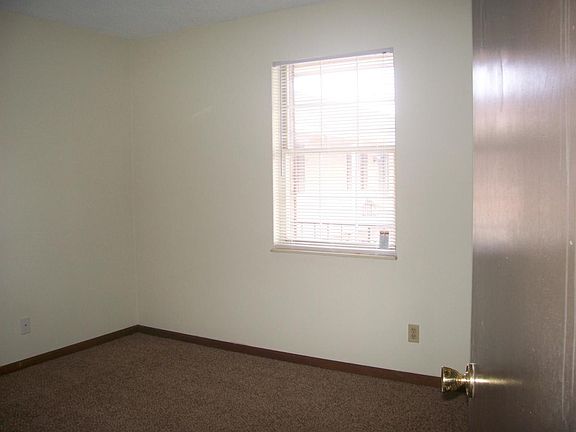 5th image of 128 Lynnwood Dr APT 14