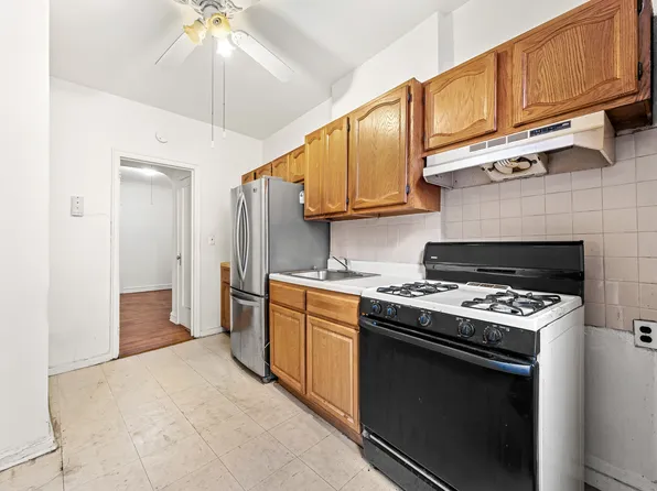 601 Pelham Parkway North image 14 of 22