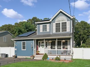 17 Robinwood St, Mastic, NY 11950