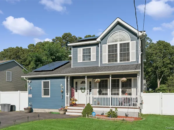 17 Robinwood Street, Mastic, NY 11950