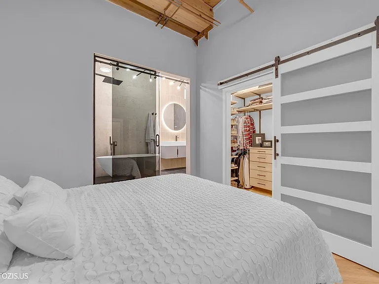 1040 W Adams St #422 — Photo 11