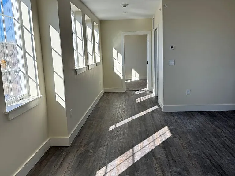 8 Main St — Photo 10