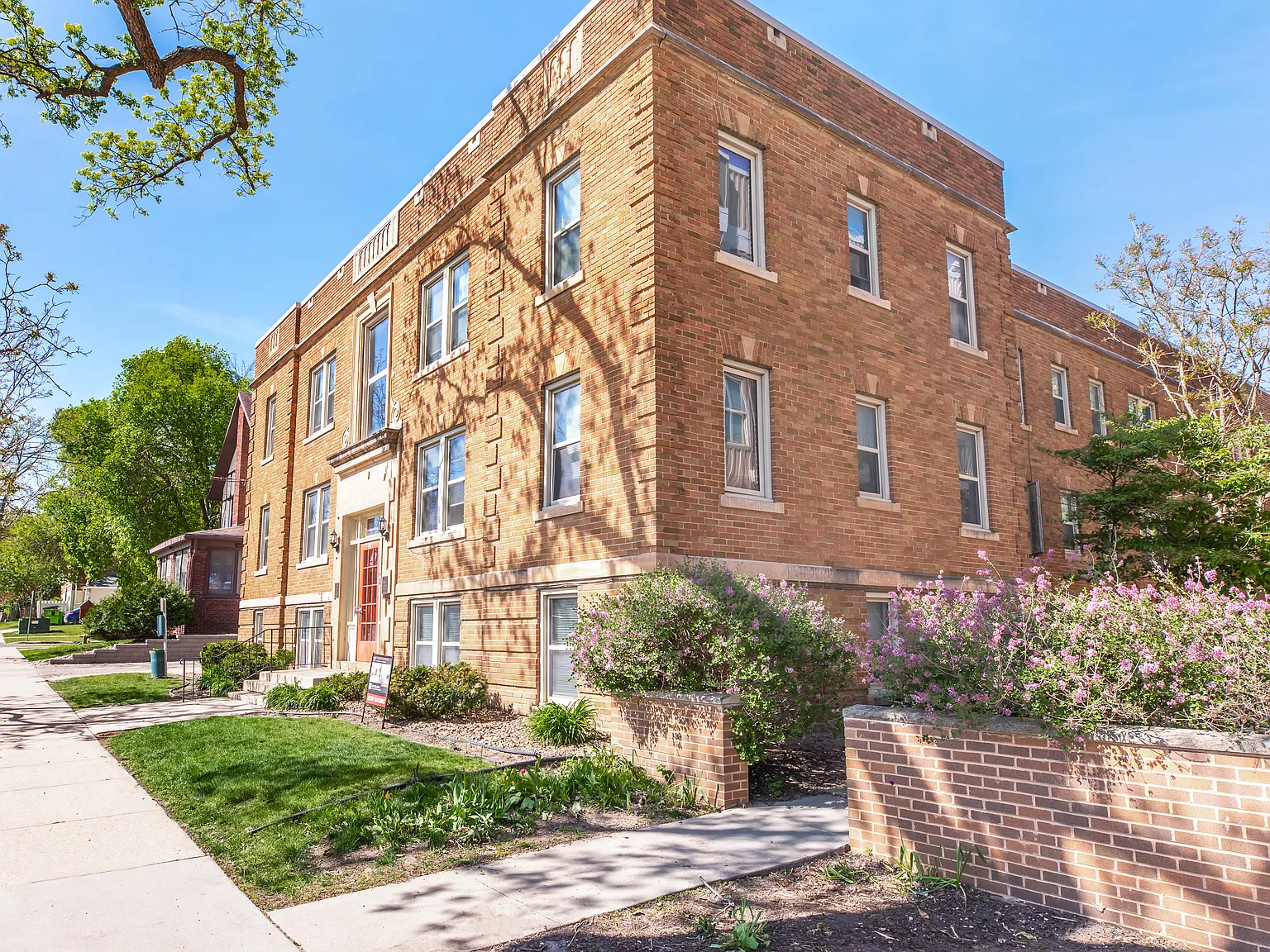 Raymond Apartments — Photo 4